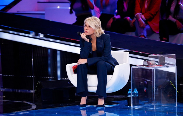 Ascolti TV | Sabato 1 aprile 2023. In 3,8 milioni per Amici (26.2%), Il Cantante Mascherato fermo a 2 mln con il 16.8% (Tutti in Maschera 2,68 mln – 14.4%)