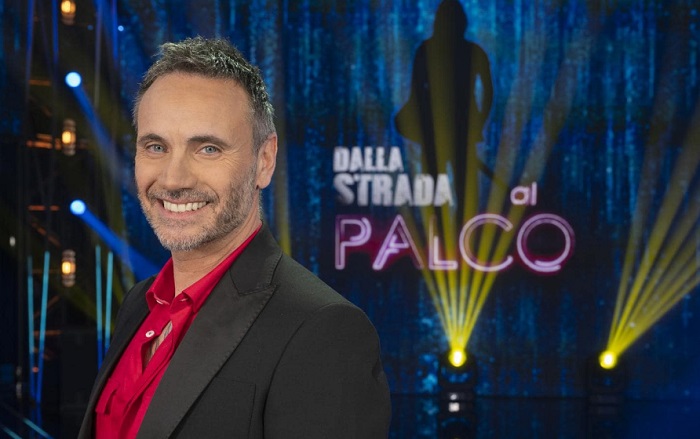 Programmi TV di stasera, martedì 11 aprile 2023. Nino Frassica e J-Ax ospiti di Nek, Le Iene senza Belen