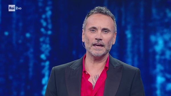 Programmi TV di stasera, martedì 4 aprile 2023. Su Rai2 Nek conduce il secondo appuntamento di ‘Dalla Strada al Palco’