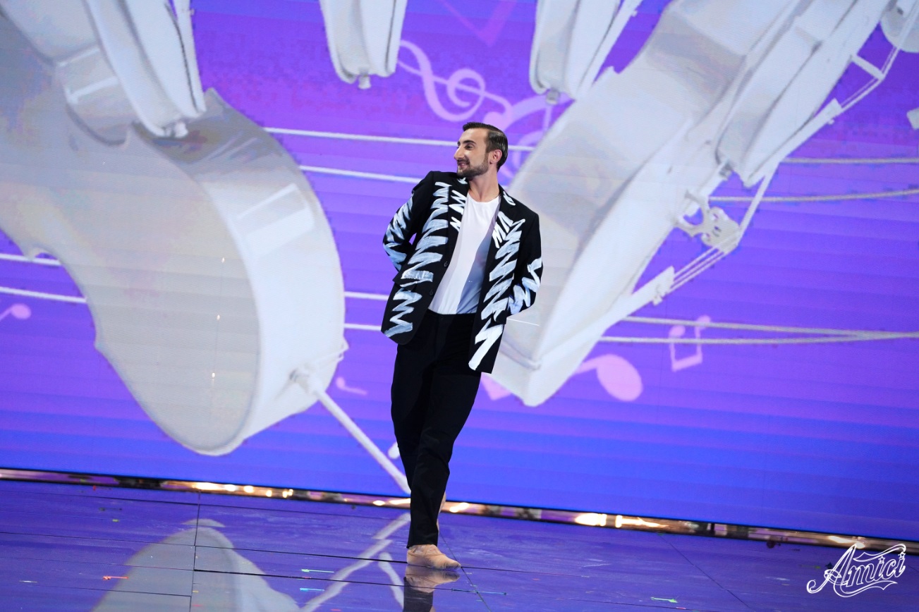 Amici 2023, sesta puntata Serale – Cricca elimina Ramon, che se ne va con un contratto di lavoro a New York