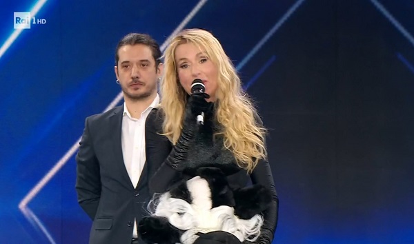 Il Cantante Mascherato: fuori lo ‘Scoiattolo Nero’ Valeria Marini. Rimandato lo spareggio tra Stella e Squalo