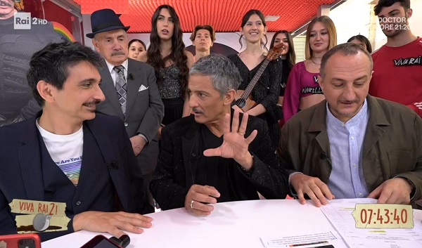 Fiorello punge Lucia Annunziata: «Alla gente non gliene frega nulla di chi va. Se non condividi niente di questo Governo, dovevi rimanere». E ‘crea il panico’ su Amadeus – Video