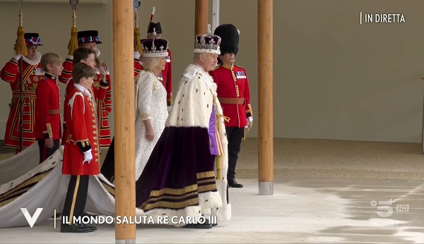 Carlo e Camilla salutano le forze armate - Verissimo