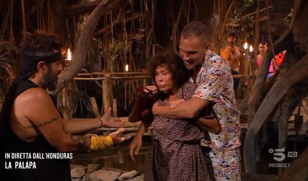 Corinne Clery sviene in diretta all’Isola dei Famosi – Video