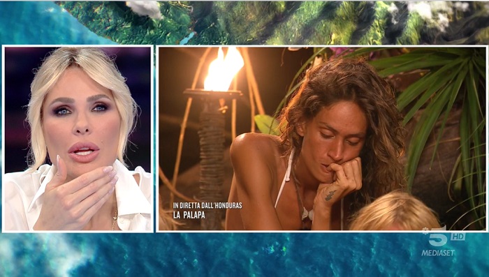 Isola dei Famosi 2023, quarta puntata – Cecchi Paone scoppiato sbotta, Helena chiede come sta Silvio Berlusconi, Christopher finisce sull’ultima spiaggia, in 5 al televoto