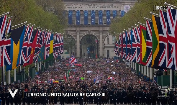 La folla per Re Carlo III - Verissimo