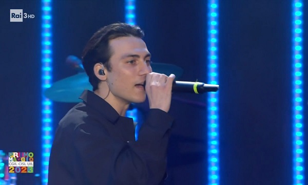 Esordio con polemica per Matteo Paolillo di Mare Fuori al Concertone (video dell’esibizione)