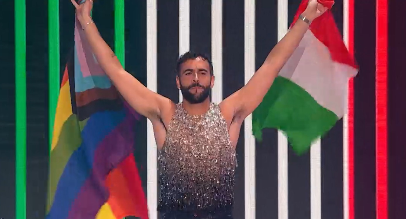 Mengoni sfila con due bandiere - Eurovision Song Contest 2023