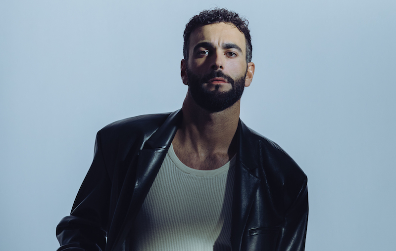 Marco Mengoni: «Bandiera Rainbow all’Eurovision? Finalmente ho avuto dei commenti negativi! Non c’è differenza tra il me che bacia le piante a casa e il me che sta sul palco»