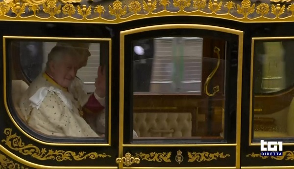 Re Carlo III saluta i sudditi - TG1