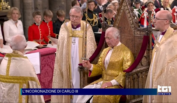 Re Carlo riceve la spada regale -TG1