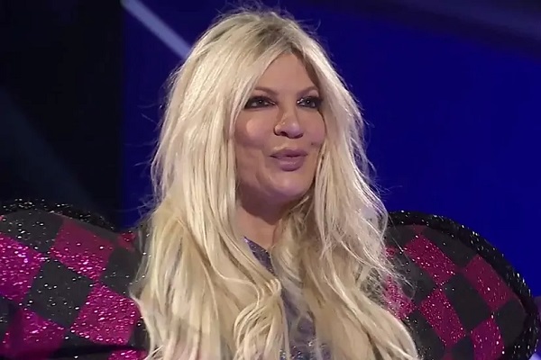 Tori Spelling è la prima eliminata del ‘Cantante Mascherato’ spagnolo – Video
