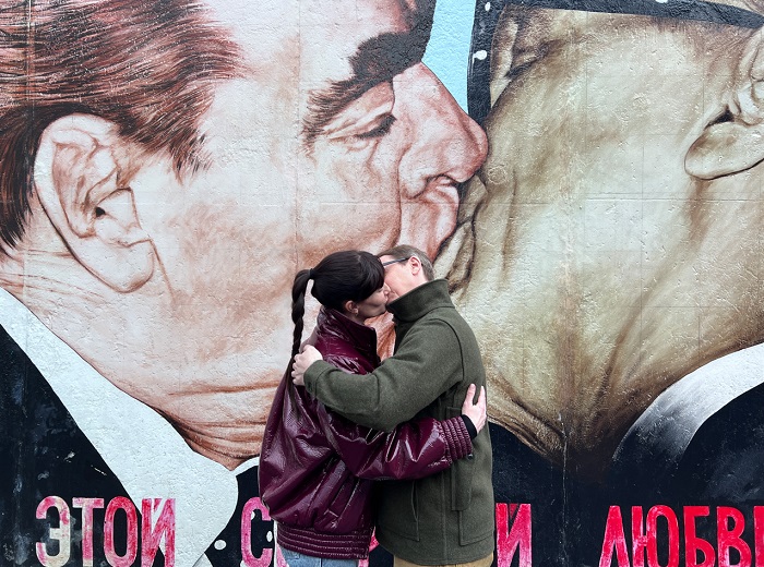 Programmi TV di stasera, martedì 23 maggio 2023. Su Italia1 l’ultima de Le Iene, su Tv8 iniziano Viaggi Pazzeschi