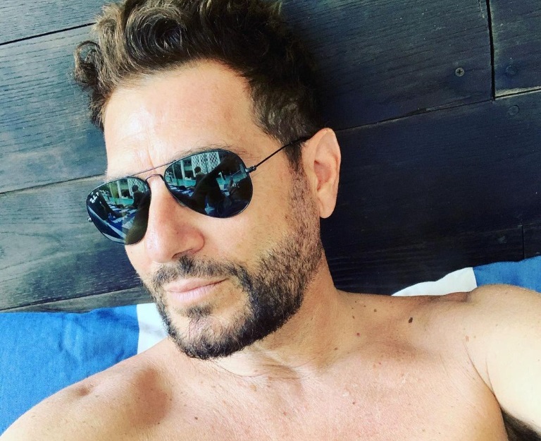 Enrico Papi confessa: «Io fluido? Assolutamente. Sono curioso per natura»