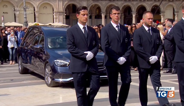 La Salma di Berlusconi lascia il Duomo