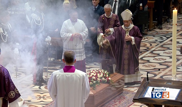 La benedizione del feretro di Berlusconi