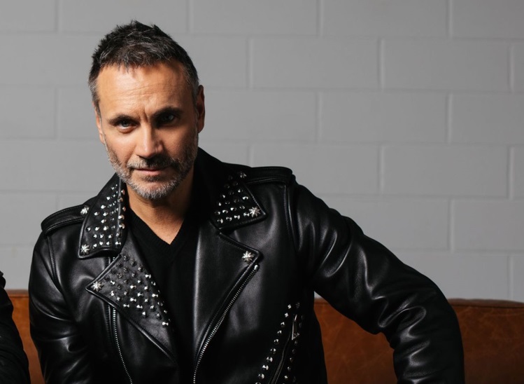 Summer Hits trasloca alla domenica: Nek al posto di De Martino, sei puntate su Rai 2 tra Roma e Rimini