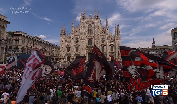 Piazza Duomo saluta Berlusconi