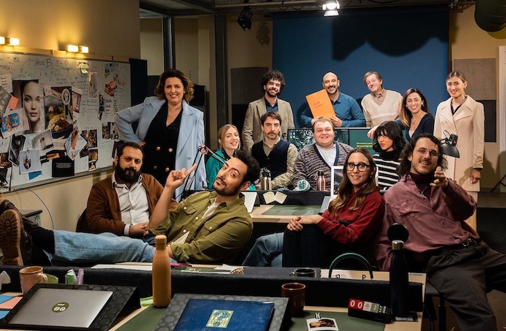 Pesci Piccoli – Un’Agenzia. Molte Idee: i The Jackal ci riprovano con la fiction