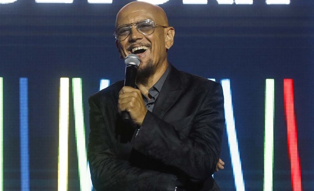 BOOM! Gli Occhi del Musicista con Enrico Ruggeri nella seconda serata di Rai2, tra Cattelan e De Martino