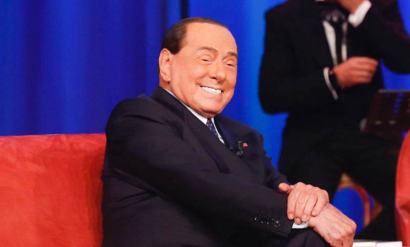 Programmi TV di stasera, lunedì 12 giugno 2023. La morte di Silvio Berlusconi fa cambiare i palinsesti