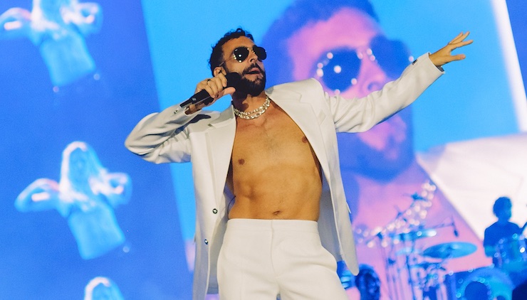 Marco Mengoni (le) canta a Padova. «Dovrebbe essere proibito decidere cosa sia famiglia. Mi sembra una cosa disumana quello che sta accadendo» – Video