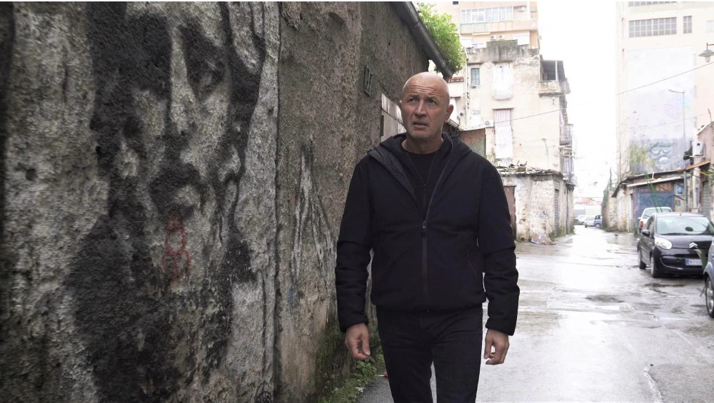 Iannacone accusa la Rai di aver cancellato Che Ci Faccio Qui, l’azienda è una furia: «Basta falsità»