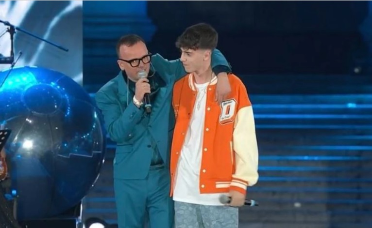 Programmi TV di stasera, sabato 8 luglio 2023. Rai1 ripropone il concerto di Gigi D’Alessio per i 30 anni di carriera