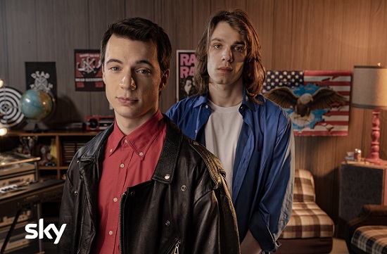 Hanno Ucciso l’Uomo Ragno – La Vera Storia degli 883 rivive nella serie Sky. Ecco chi interpreta Max Pezzali e Mauro Repetto