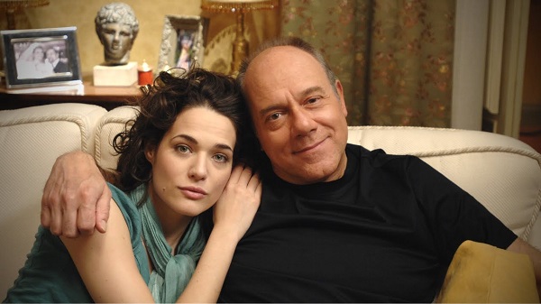 Programmi TV di stasera, sabato 29 luglio 2023. Su Rete 4 Carlo Verdone e Laura Chiatti protagonisti di ‘Io, Loro e Lara’