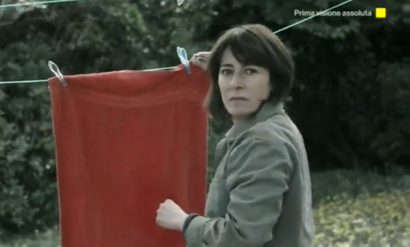 Programmi TV di stasera, venerdì 7 luglio 2023. Su Rai2 mistero, superstizioni e sentimenti nella serie thriller francese L’Isola delle 30 Bare