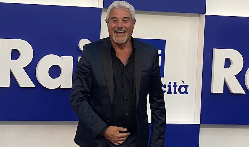 Pino Insegno a DM: «Sono 40 anni che faccio televisione, con ascolti ancora record». E svela le novità del Mercante in Fiera (fuori Ainett, arriva la carta dell’Influencer)