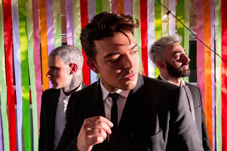 Classifica FIMI: I The Kolors conquistano la vetta dei singoli, partono bassi Ana Mena e Fred De Palma. Tedua resiste negli album e batte l’esordio di Irama e Rkomi