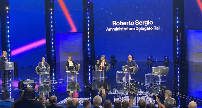 Palinsesti Rai 2023/2024: la presentazione in diretta. 30 nuovi programmi, De Luca scatenato su Berlinguer e Corona (“un cammelliere yemenita!”). Sergio: “Non ho mai detto che la politica non entra nella mia stanza. Ma non condiziona le mie scelte”