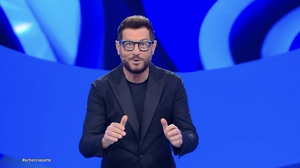 Programmi TV di stasera, lunedì 7 agosto 2023. Su Canale 5 ritornano le repliche di ‘Scherzi a Parte’