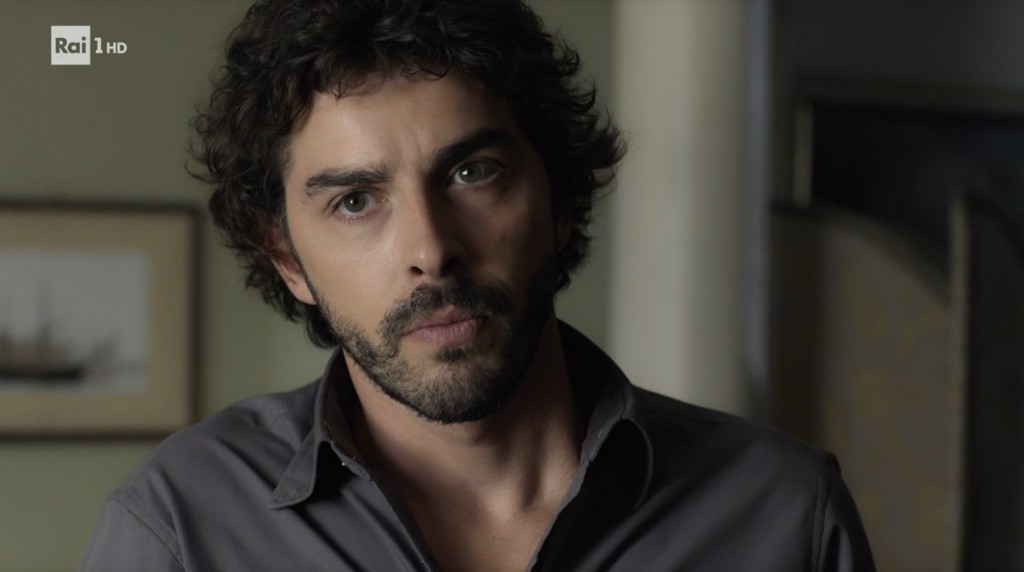 Ascolti TV | Lunedì 28 agosto 2023. Il Giovane Montalbano supera i 3 milioni (19.1%), l’Italvolley maschile porta Rai2 al 10.2%, Costanzo Show e Inside 9%. Reazione a Catena sale a 3,8 mln (27.6%). Un Posto al Sole riparte dall’8.5%