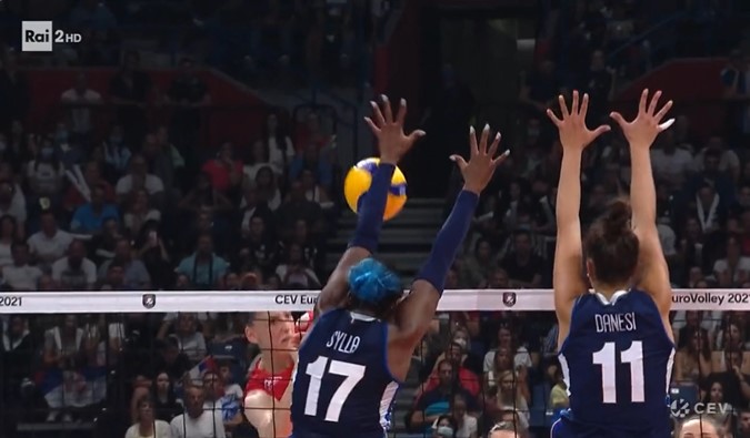 Programmi TV di stasera, martedì 29 agosto 2023. Su Rai2 l’Italvolley femminile, su Italia1 i playoff di Champions