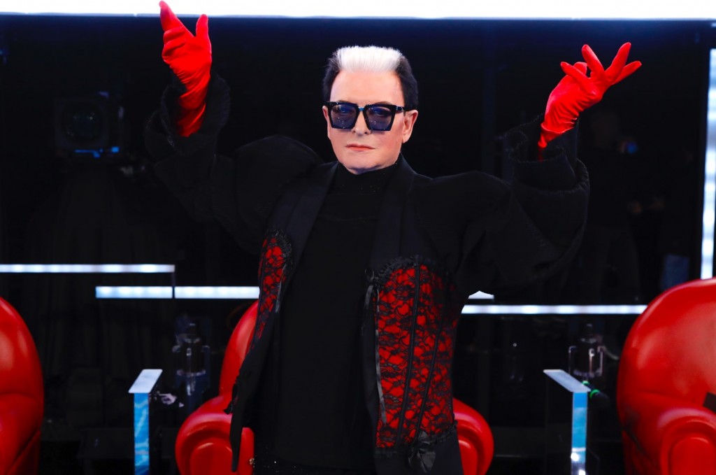 Malgioglio ‘cogliona’ Arisa: «Sono alla disperata ricerca di un marito a cui piaccia esclusivamente il mio ciuffo»