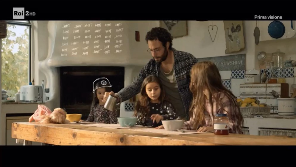 Programmi TV di stasera, martedì 1 agosto 2023. In prima visione su Rai2 ‘Notti in bianco, baci a colazione’