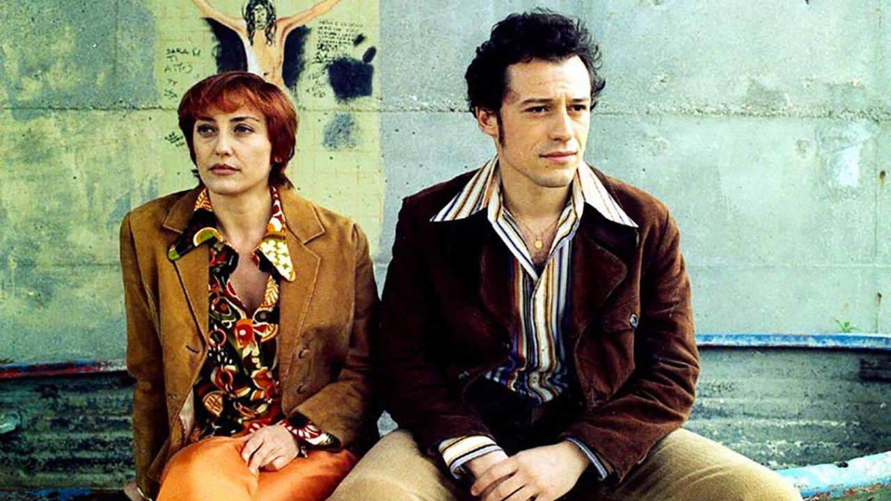 Programmi TV di stasera, venerdì 4 agosto 2023. Su La7 ‘Radiofreccia’ di Ligabue con Stefano Accorsi