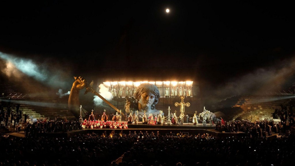 Programmi TV di stasera, giovedì 17 agosto 2023. Su Rai3 arriva la Tosca di Puccini