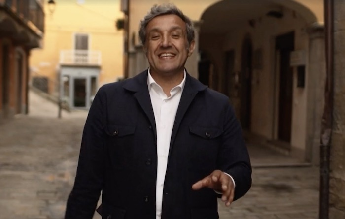 Ascolti TV | Venerdì 25 Agosto 2023. Parte bene Techetechetè Show (19.9% – 2,6 mln), Con l’Aiuto del Cielo fermo al 9.5%. Chicago PD 8.1%. L’esordio mattutino dell’Italbasket ai Mondiali 5.7%