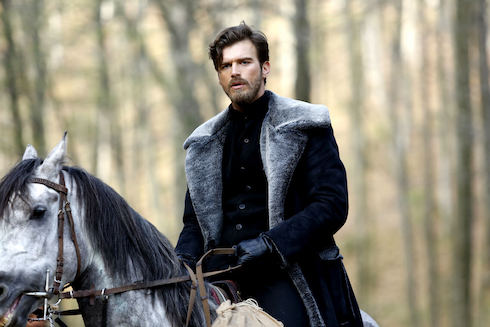 La Ragazza e l’Ufficiale nella ‘schizofrenica’ domenica di Canale 5