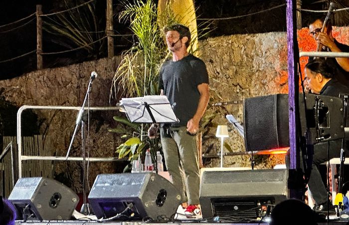 Il direttore del daytime Rai, Angelo Mellone, omaggia Toto Cutugno cantando L’Italiano – VIDEO