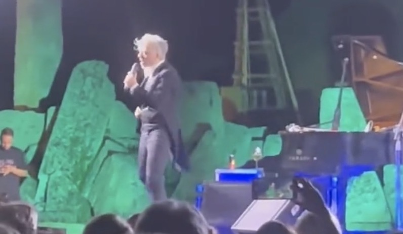 Morgan dà in escandescenza durante un concerto. Inveisce contro uno spettatore: «Fr*cio di m*rda». E contro il pubblico: «Avete rotto il c*zzo. Siete dei bifolchi» – Video