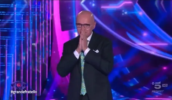 Grande Fratello, la gaffe di Signorini: «Dobbiamo risolvere il mistero del ‘punto g’». Cesara lo rincuora: «Ti do l’immunità da Pier Silvio»– Video