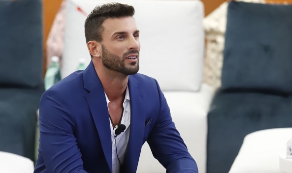 Grande Fratello, Claudio Roma sbotta contro Alfonso Signorini: «Mi ha definito spacciatore. Quella parola lì non doveva dirla» – Video