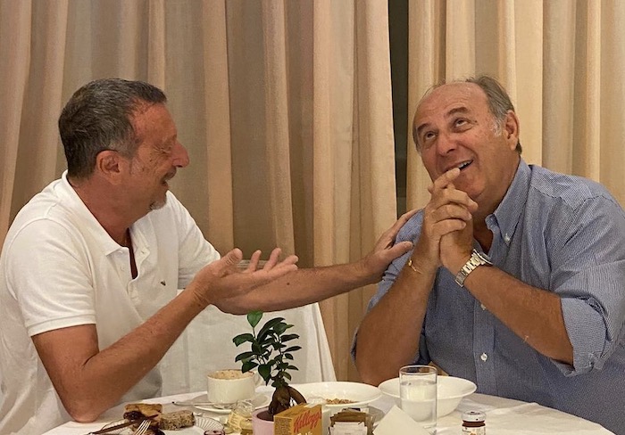 Gerry Scotti ‘stuzzica’: «Conoscete un buon albergo a Sanremo che costi il giusto?»