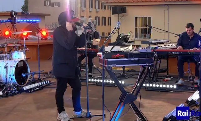 Calcutta irrompe sul tetto di Radio Rai per presentare il nuovo album