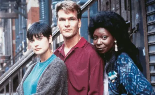 Programmi TV di stasera, martedì 17 ottobre 2023. Su Canale 5 l’evergreen ‘Ghost – Fantasma’